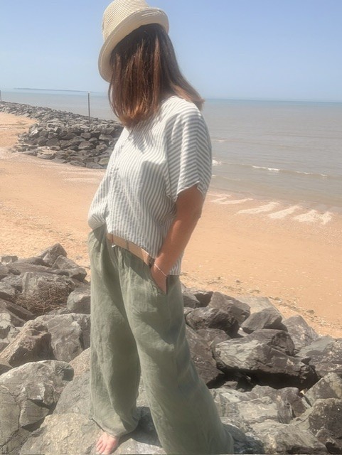 Pantalon en lin femme Lino coupe palazzo fluide et élégante, taille confortable, style chic et tendance pour un look d'été raffiné.