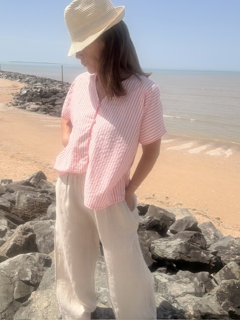 Pantalon en lin femme Lino coupe palazzo fluide et élégante, taille confortable, style chic et tendance pour un look d'été raffiné.