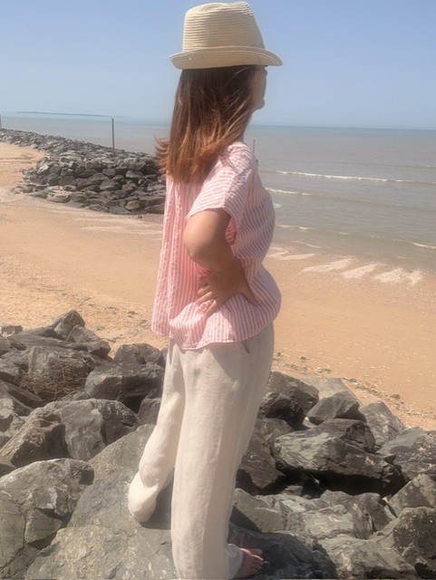 Pantalon en lin femme Lino coupe palazzo fluide et élégante, taille confortable, style chic et tendance pour un look d'été raffiné.