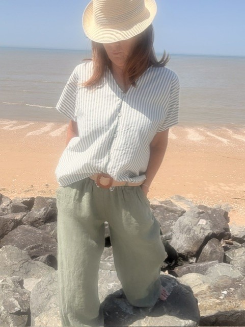 Pantalon en lin femme Lino coupe palazzo fluide et élégante, taille confortable, style chic et tendance pour un look d'été raffiné.