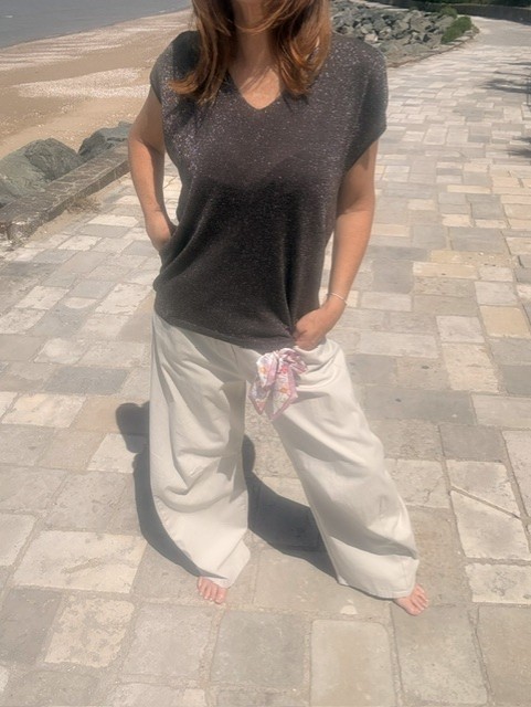 Look bohème chic avec ce pantalon femme coupe barrel et détail foulard imprimé à la taille.