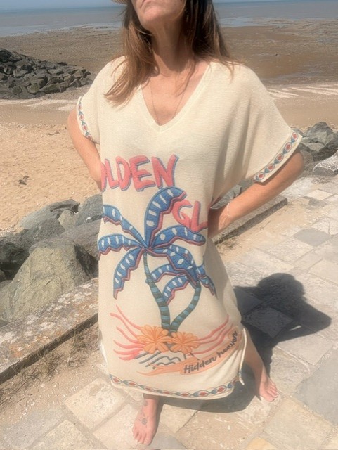 Robe femme Glow imprimée avec fils de lurex dorés, coupe fluide et légère, fabrication Italienne, style féminin et tendance.
