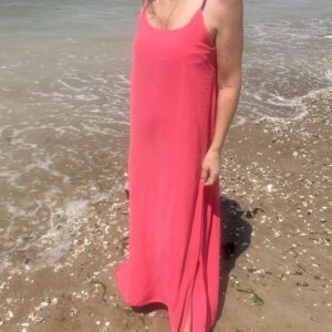 Robe femme dos croisé longue, fluide à fines bretelles, tenue estivale élégante et légère idéale pour vos vacances à la plage comme en soirée.