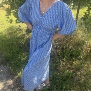 Robe longue femme imprimée vichy à manches mi-longues et ressérrée par un élastique, coupe fluide et légère, idéale pour un look estival féminin et tendance.