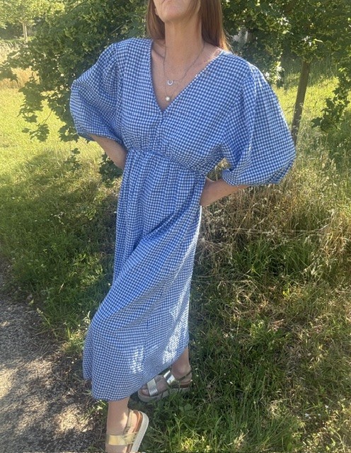 Robe longue femme imprimée vichy à manches mi-longues et ressérrée par un élastique, coupe fluide et légère, idéale pour un look estival féminin et tendance.