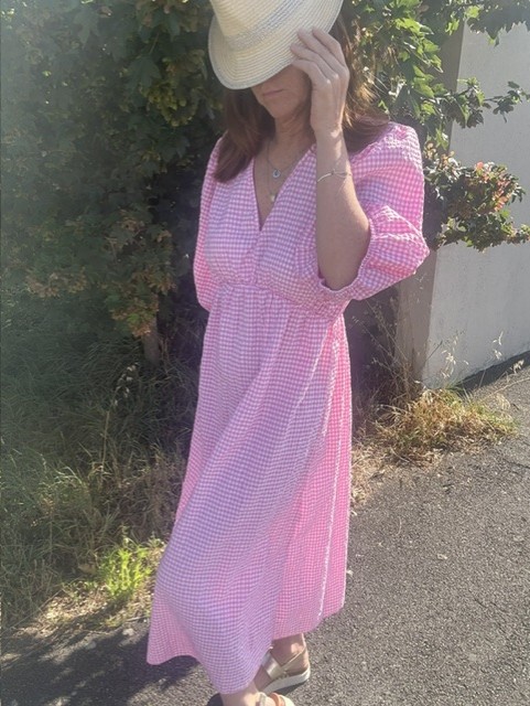 Robe longue femme imprimée vichy à manches mi-longues et ressérrée par un élastique, coupe fluide et légère, idéale pour un look estival féminin et tendance.