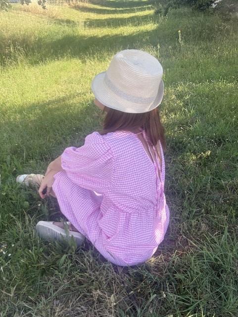 Robe longue femme imprimée vichy à manches mi-longues et ressérrée par un élastique, coupe fluide et légère, idéale pour un look estival féminin et tendance.