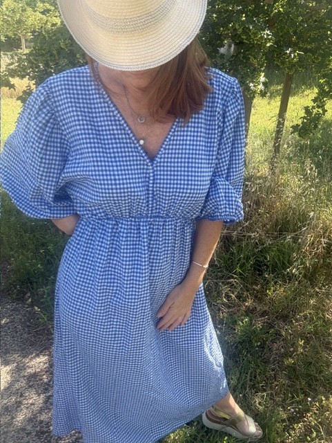 Robe longue femme imprimée vichy à manches mi-longues et ressérrée par un élastique, coupe fluide et légère, idéale pour un look estival féminin et tendance.