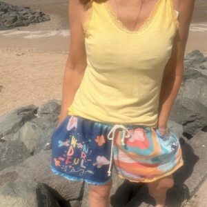 Short femme imprimé tendance avec message, taille élastique et lien de serrage, coupe confortable pour un look décontracté chic et estival.