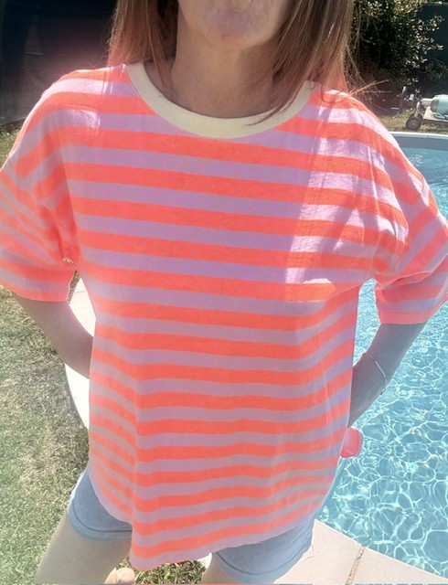 T-shirt femme rayé en coton, coupe ample avec dos ouvert et noeud, col côtelé et style casual chic tendance, idéal pour un look confortable et féminin.