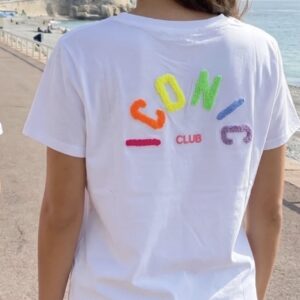 T-shirt femme Iconic, ultra tendance et confortable, parfait pour apporter une touche moderne et féminine à vos looks du quotidien.