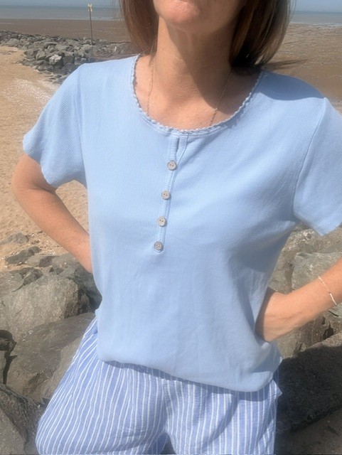 T-shirt femme Nolan à boutons avec col dentelé, coupe fluide et manches courtes, style chic et féminin pour un look élégant et tendance au quotidien.