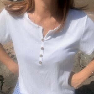 T-shirt femme Nolan à boutons avec col dentelé, coupe fluide et manches courtes, style chic et féminin pour un look élégant et tendance au quotidien.