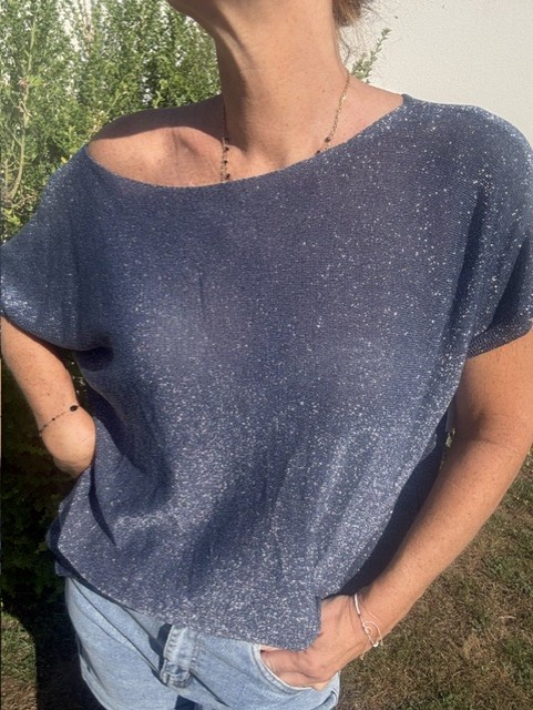 Top femme Linda brillant avec fils de lurex scintillants, coupe confortable et style chic tendance. Haut féminin élégant idéal pour un look casual, habillé ou de soirée.
