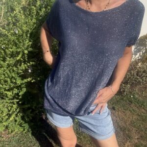 Top femme Linda brillant avec fils de lurex scintillants, coupe confortable et style chic tendance. Haut féminin élégant idéal pour un look casual, habillé ou de soirée.