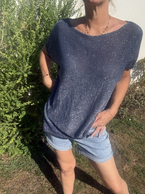 Top femme Linda brillant avec fils de lurex scintillants, coupe confortable et style chic tendance. Haut féminin élégant idéal pour un look casual, habillé ou de soirée.