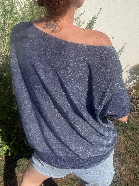 Top femme Linda brillant avec fils de lurex scintillants, coupe confortable et style chic tendance. Haut féminin élégant idéal pour un look casual, habillé ou de soirée.