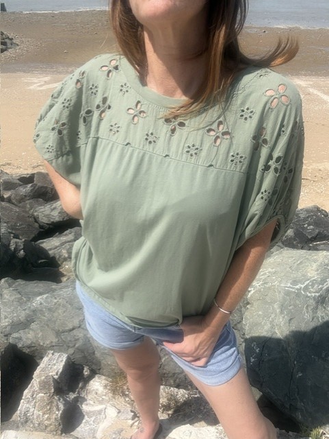 Top femme Luison à broderies ajourées fleuries, coupe fluide, idéal pour un look d'été original, confortable et tendance.