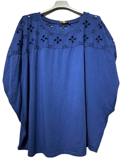 Top femme Luison à broderies ajourées fleuries, coupe fluide, idéal pour un look d'été original, confortable et tendance.