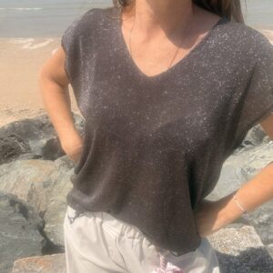 Top femme brillant avec fils de lurex scintillants, coupe confortable et style chic tendance. Haut féminin élégant idéal pour un look casual, habillé ou de soirée.