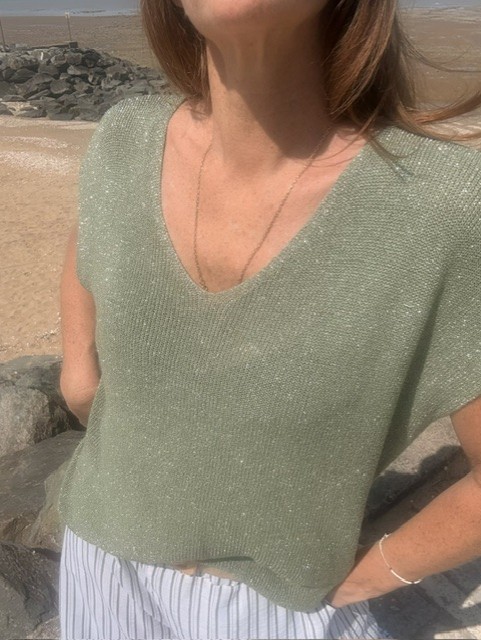 Top femme brillant avec fils de lurex scintillants, coupe confortable et style chic tendance. Haut féminin élégant idéal pour un look casual, habillé ou de soirée.