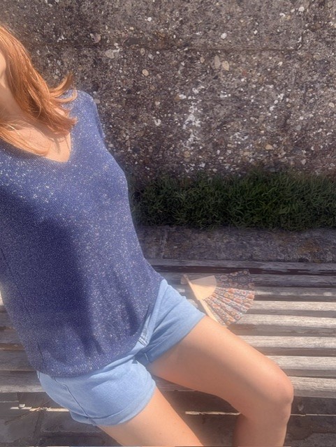 Top femme brillant avec fils de lurex scintillants, coupe confortable et style chic tendance. Haut féminin élégant idéal pour un look casual, habillé ou de soirée.