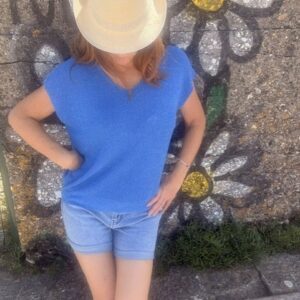 Top femme brillant avec fils de lurex scintillants, coupe confortable et style chic tendance. Haut féminin élégant idéal pour un look casual, habillé ou de soirée.