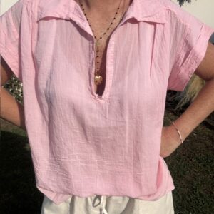 Blouse femme Lolita en voile de coton, manches à revers et col V, coupe fluide et légère idéale pour un look estival chic et décontracté.