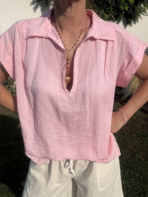 Blouse femme Lolita en voile de coton, manches à revers et col V, coupe fluide et légère idéale pour un look estival chic et décontracté.