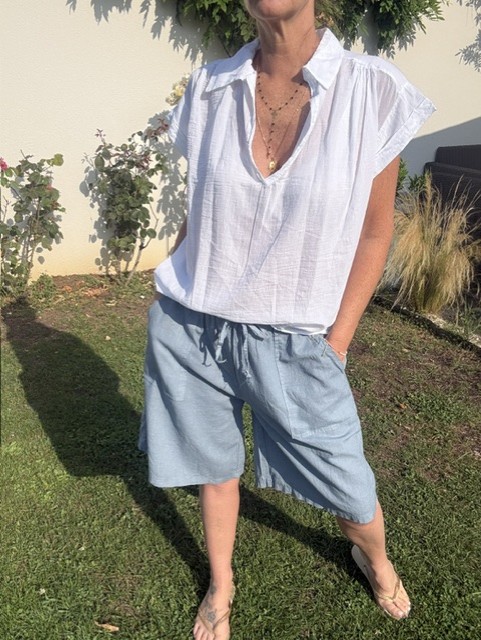 Blouse femme Lolita en voile de coton, manches à revers et col V, coupe fluide et légère idéale pour un look estival chic et décontracté.