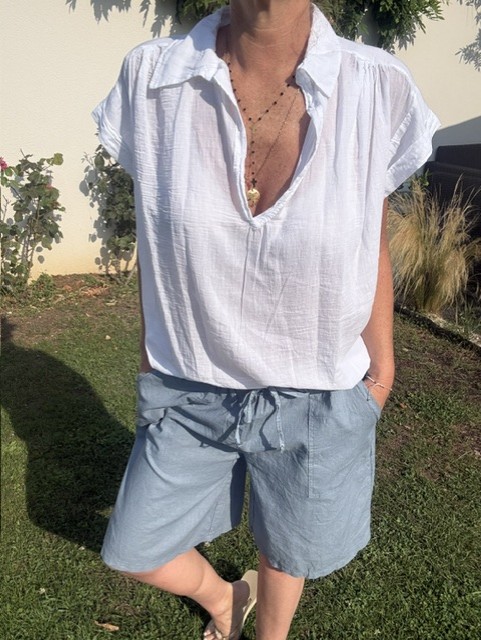 Blouse femme Lolita en voile de coton, manches à revers et col V, coupe fluide et légère idéale pour un look estival chic et décontracté.