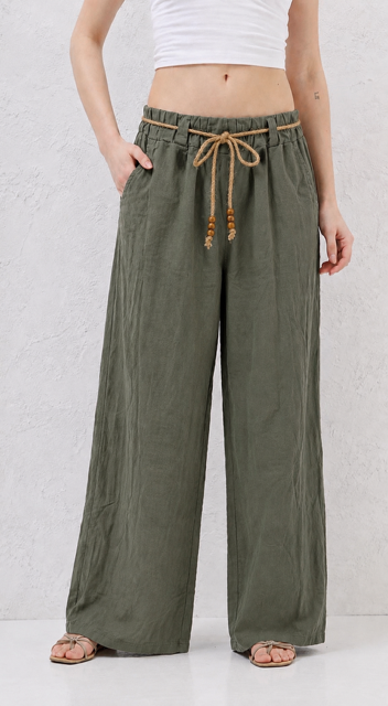 Pantalon femme Gina, matière confortable, coupe fluide, taille élastiquée, cordon décoratif, idéal pour un look bohème chic et estival.