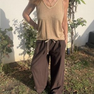 Pantalon femme Gina, matière confortable, coupe fluide, taille élastiquée, cordon décoratif, idéal pour un look bohème chic et estival.