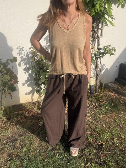 Pantalon femme Gina, matière confortable, coupe fluide, taille élastiquée, cordon décoratif, idéal pour un look bohème chic et estival.