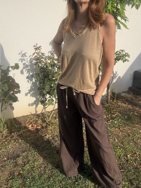 Pantalon femme Gina, matière confortable, coupe fluide, taille élastiquée, cordon décoratif, idéal pour un look bohème chic et estival.