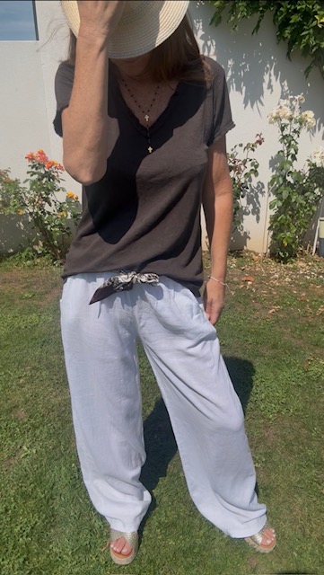 Pantalon femme Paula coupe ample et fluide, taille élastiquée avec ceinture foulard imprimée, en viscose et lin , confortable et élégant pour la saison estivale.