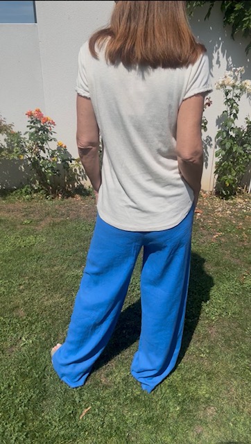 Pantalon femme Paula coupe ample et fluide, taille élastiquée avec ceinture foulard imprimée, en viscose et lin , confortable et élégant pour la saison estivale.