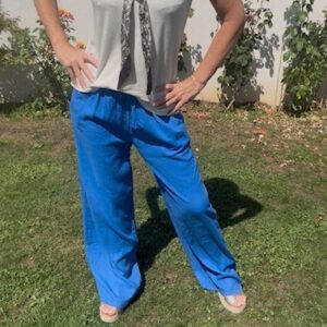 Pantalon femme Paula coupe ample et fluide, taille élastiquée avec ceinture foulard imprimée, en viscose et lin , confortable et élégant pour la saison estivale.