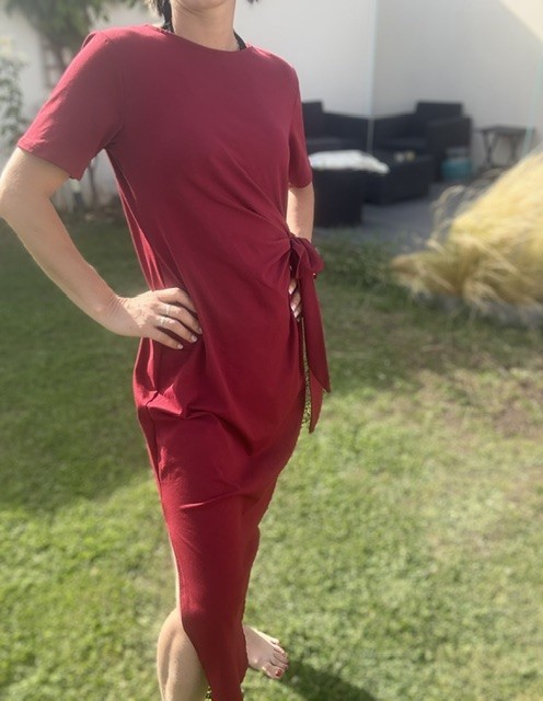 Robe longue femme Lili en coton avec manches courtes, noeud sur le coté élégant et fente latérale féminine, idéale pour un look chic et original.