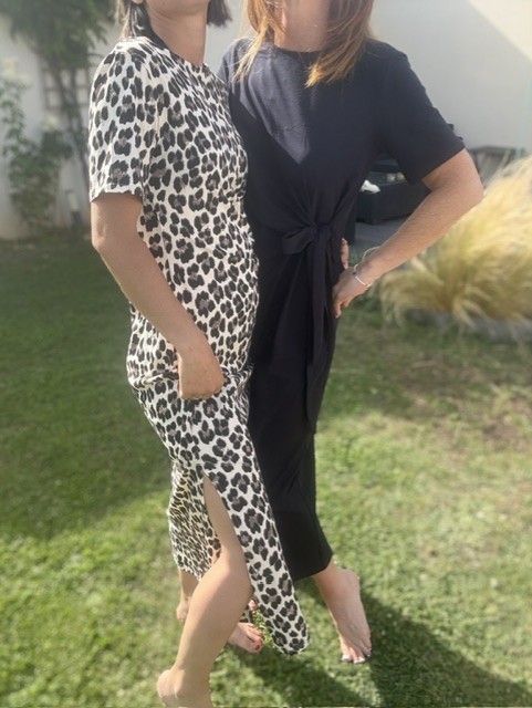 Robe longue femme Lili en coton avec manches courtes, noeud sur le coté élégant et fente latérale féminine, idéale pour un look chic et original.