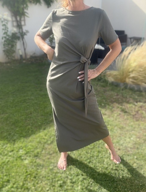Robe longue femme Lili en coton avec manches courtes, noeud sur le coté élégant et fente latérale féminine, idéale pour un look chic et original.