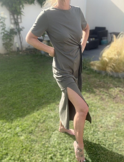 Robe longue femme Lili en coton avec manches courtes, noeud sur le coté élégant et fente latérale féminine, idéale pour un look chic et original.