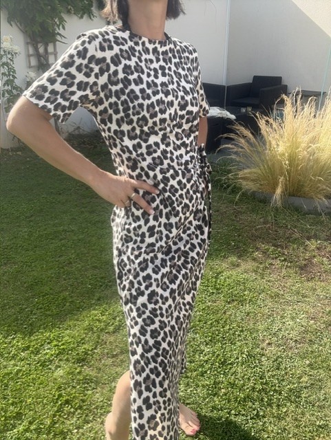 Robe longue femme Lili en coton avec manches courtes, noeud sur le coté élégant et fente latérale féminine, idéale pour un look chic et original.