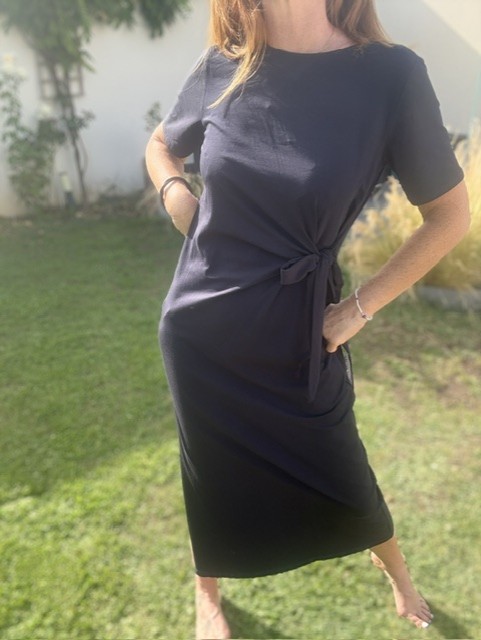 Robe longue femme Lili en coton avec manches courtes, noeud sur le coté élégant et fente latérale féminine, idéale pour un look chic et original.