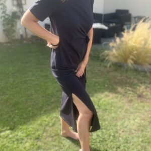 Robe longue femme Lili en coton avec manches courtes, noeud sur le coté élégant et fente latérale féminine, idéale pour un look chic et original.
