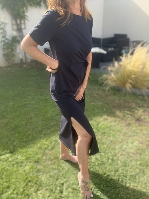 Robe longue femme Lili en coton avec manches courtes, noeud sur le coté élégant et fente latérale féminine, idéale pour un look chic et original.