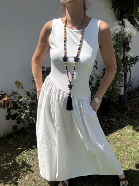 Robe femme longue, bi matière Romy, coupe asymétrique, sans manches, élégante et confortable.