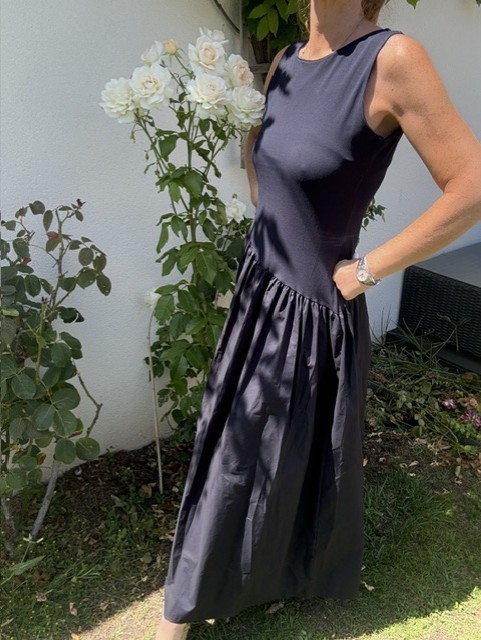 Robe femme longue, bi matière Romy, coupe asymétrique, sans manches, élégante et confortable.
