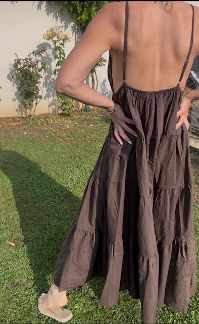 Robe longue femme Floriane, bohème chic à bretelles fines, décolleté plongeant et détail fleur dorée, idéale pour un look estival élégant et tendance.