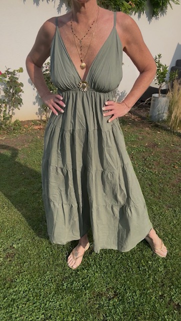 Robe longue femme Floriane, bohème chic à bretelles fines, décolleté plongeant et détail fleur dorée, idéale pour un look estival élégant et tendance.